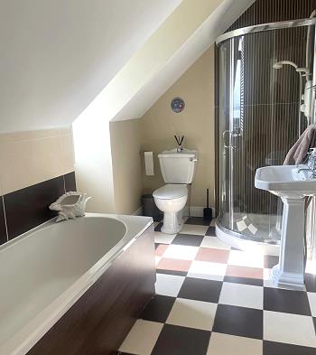 Ensuite Badezimmer im ersten Stock