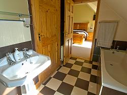 Ensuite-Badezimmer im ersten Stock